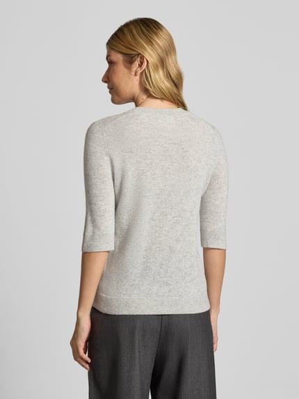 Frauenmodel trägt Strickpullover mit 1/2-Arm und Rundhalsausschnitt von Christian Berg Woman aus reiner Baumwolle, Slim Fit, Rückansicht.