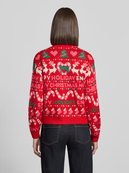 Frauenmodel trägt Cardigan mit weihnachtlichem Motiv-Strick von VERO MODA, mehrfarbig, Jacquard-Strick, Motiv- und Sternenmuster, Ganzkörperansicht Rückansicht
