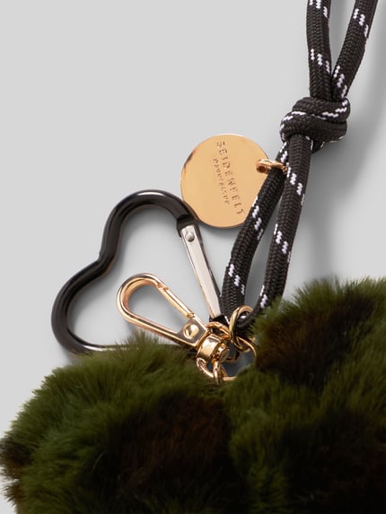 Produktfoto, Schlüsselanhänger mit Logo-Detail Modell 'Furry Heart' von Seidenfelt, grünes Fell, Animal-Detail, goldener Karabiner, schwarz gemusterte Kordel