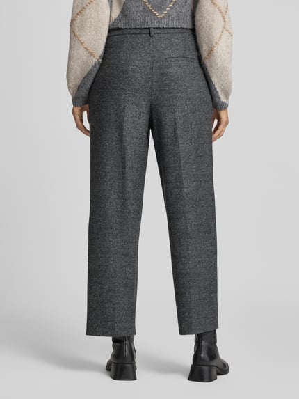 Männermodel trägt Straight Fit Hose mit Viskose-Woll-Anteil von Luisa Cerano, elastyczna mieszanka materiałów, Kanty, zapięcie na haftkę i zamek błyskawiczny, Szerokość w rozmiarze 36: 39 cm, Długość wewnętrzna nogawki w rozmiarze 36: 70 cm, Ganzkörperansicht Rückansicht