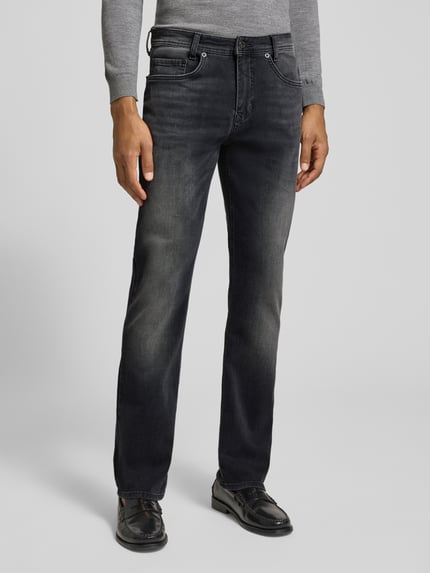 Männermodel trägt Straight Fit Jeans aus Baumwoll-Mix Modell 'ARNE' von MAC in dunklem Grau mit dezentem Used-Look, Nahaufnahme Oberschenkel, Herren Straight Fit Jeans von MAC.