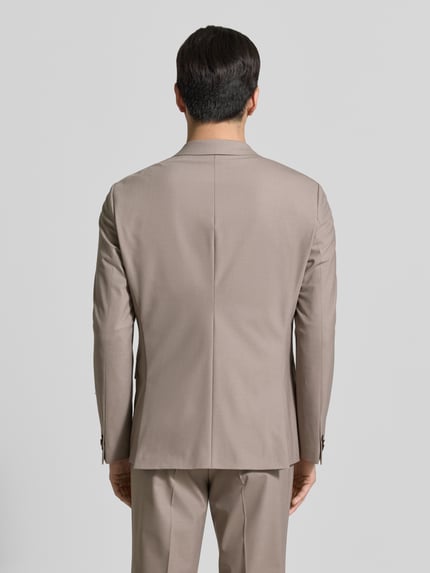 Męski model nosi Super Slim Fit Anzugsakko aus Woll-Mix Modell 'ARTI' od HUGO, beżowy, jednolity, Ganzkörperansicht Rückansicht.
