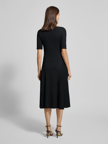 Kobieta modelka nosi sukienkę midi z rękawem o dł. 1/2 Model 'MUNZIE' od Lauren Ralph Lauren, mieszanka bawełny i elastanu, linia A, długość tyłu 112 cm, szerokość biustu 26 cm, długość rękawów 26 cm, widok całej sylwetki z tyłu.