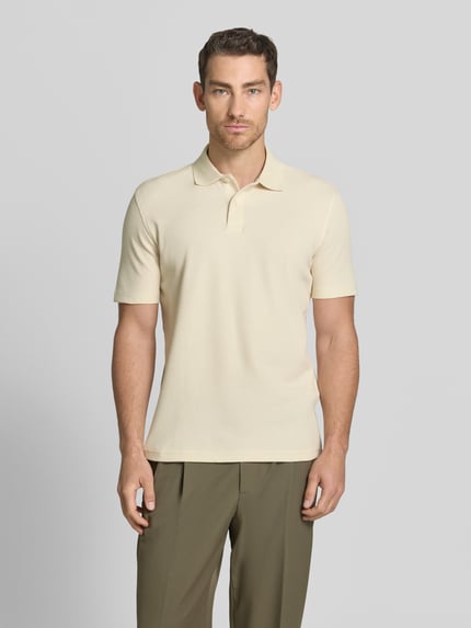 Männermodel trägt Regular Fit Poloshirt aus Baumwoll-Mix Modell 'BLAZE' von SELECTED HOMME, Optik: Unifarben, Struktur, Ganzkörperansicht von vorne.