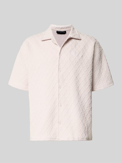 Produktfoto, Modern Fit Freizeithemd mit Logo-Stitching Modell 'Jovren' von Pegador, weißer Baumwoll-Mix mit Strukturmuster und Kentkragen