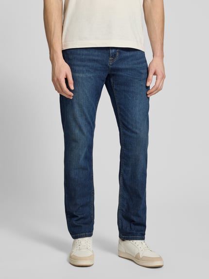 Männermodel trägt Modern Fit Jeans Modell 'Fortress' von JOOP! Collection in Mittelblau, Baumwoll-Elasthan-Mix, Ganzkörperansicht von vorne.