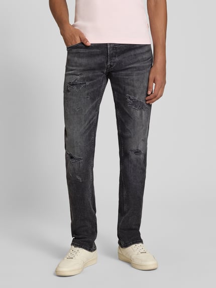 Mannenmodel draagt donkere straight fit jeans met destroyed-look van Replay, mix van katoen en elastaan, Model 'GROVER', Bandwijdte maat 32/32: 45 cm, Binnenbeenlengte maat 32/32: 80 cm, Ganzichaamsaanzicht van voren.