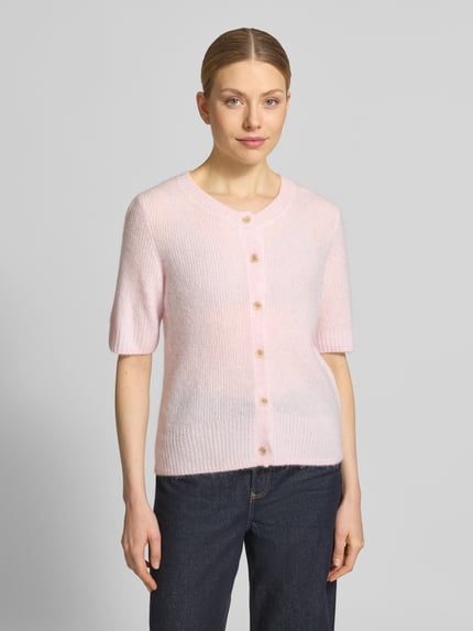 Frauenmodel trägt Cardigan aus Woll-Mix mit 1/2-Arm Modell 'Thora' von MOS MOSH in zartrosa, Regular Fit, Strukturstrick, Nahaufnahme Oberkörper.