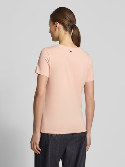 Frauenmodel trägt unifarbenes, rosafarbenes Slim Fit T-Shirt aus Baumwoll-Mix mit Label Stitching von Weekend Max Mara Modell 'MULTIB', Ganzkörperansicht Rückansicht.