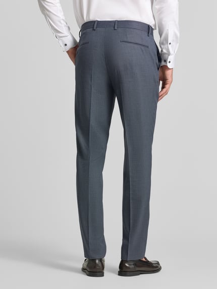 Mannmodel draagt Regular Fit pantalon met scheerwolmix model 'Leon' van BOSS in grijsblauw, heren, gladde textuur, Ganzkörperansicht Rückansicht.