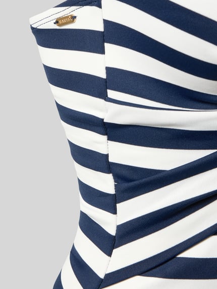 Frauenmodel trägt Badeanzug mit tiefem V-Ausschnitt Modell 'YADBOR' von Barts, Streifenmuster in Blau-Weiß, Material-Mix mit Stretch-Anteil, Shaping-Funktion, Nahaufnahme Oberkörper.