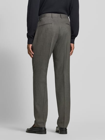 Mannelijk model draagt Regular fit pantalon van scheerwolmix model 'Leon' van BOSS in grijs, volledige lichaamsopname achteraan