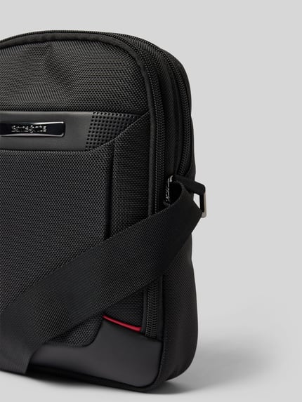 Productfoto, zwarte Crossbody Bag met Logo-Detail Model 'Pro DLX' van Samsonite, Heren, hoofdvak met ritssluiting, logodetail, verstelbare draagriem, breedte 19 cm, lengte 27 cm, diepte 8 cm, schouderbandlengte 90 cm, fijne textuur, minimalistisch design