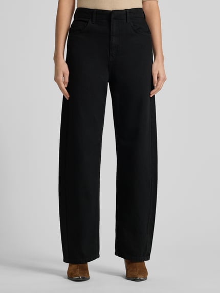Frauenmodel trägt Barrel Jeans mit 5-Pocket-Design Modell 'CAROL' von Mango, Reine Baumwolle, Schwarzer Stoff, Lockerer-Schnitt, Ganzkörperansicht von vorne.
