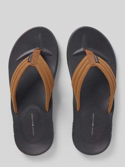 Produktfoto, Flip Flops mit Label-Applikation von Tommy Hilfiger, jednokolorowy, nosek buta zaokrąglony, płaska podeszwa, bez zapięcia, podeszwa wyprofilowana, aplikacja z metką