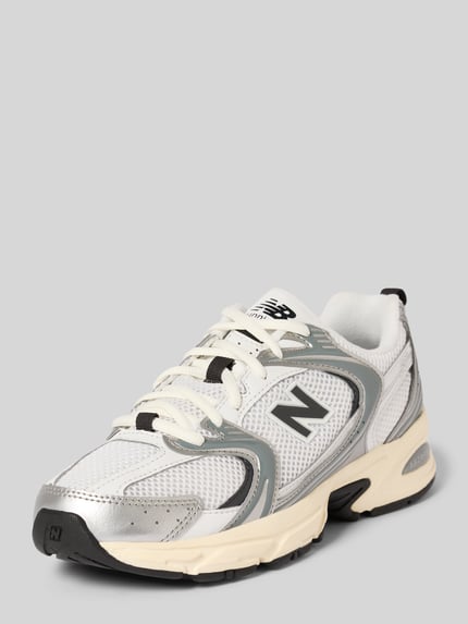 Produktfoto, Sneaker mit Label-Detail Modell 'U530ESA' von New Balance für Damen, abgerundete Form, Schnürung, strukturierte Sohle, silber-weiße Farben, Absatzhöhe 5 cm, Schafthöhe und Schaftweite je 6 cm.