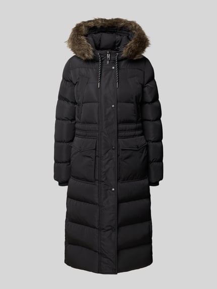 Produktfoto, Steppmantel mit Pattentaschen von Superdry in Schwarz, glänzende Oberfläche, Regular Fit, Kapuze mit Kunstfell, verdeckter Reißverschluss