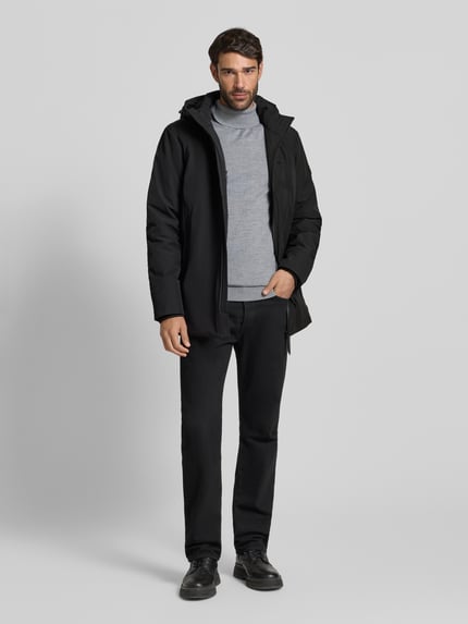Männermodel trägt Regular Fit Parka mit Kapuze Modell 'HARWICK' von CARS JEANS in Schwarz, Material-Mix mit Stretch, Ganzkörperansicht von vorne