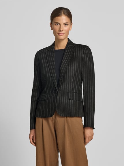 Kobiece modelka ma na sobie Regular Fit Longblazer aus Leinen mit Pattentaschen od Lauren Ralph Lauren, wzór w cienkie prążki, kołnierz z połami, zapięcie na 1 guzik, długi rękaw, kieszenie z patką, wykończenie materiału: czysty len, Wzór na całej powierzchni, widok całej sylwetki z przodu.