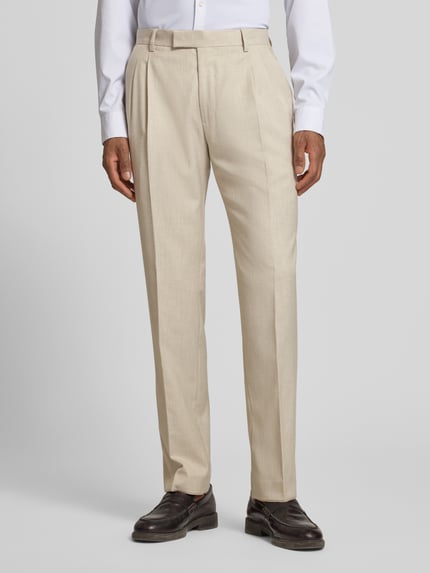 Mężczyzna nosi Hose mit Bügelfalten und Gesäßtaschen von MCNEAL, jasny beż, krój regular fit, materiał z domieszką lnu, Szerokość w rozmiarze 50: 49 cm, długość nogawki wewnętrznej: 77 cm, widok z przodu na całe ciało