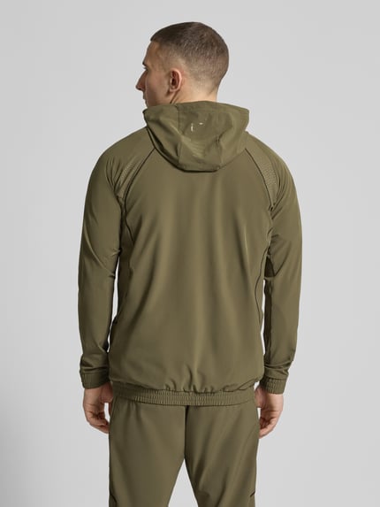 Männermodel trägt Regular Fit Trainingsjacke mit Kapuze von adidas Training in Unifarben, elastischer Rumpfabschluss, Ganzkörperansicht Rückansicht.