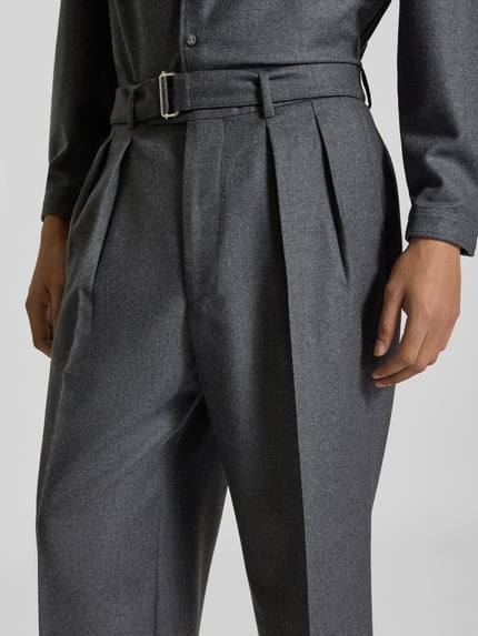 Männermodel trägt Regular Fit Bundfaltenhose aus Schurwolle mit Umschlag von Officine Générale, Struktur-Twill, unifarben, Nahaufnahme Oberkörper.