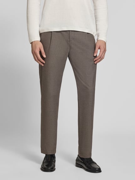 Männermodel trägt Straight Fit Hose mit Baumwoll-Anteil von ROY ROBSON, Material-Mix, Bundfalten, braun, Ganzkörperansicht von vorne.