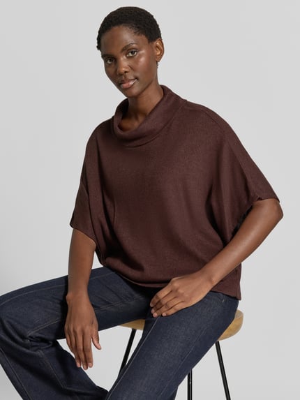 Vrouwenmodel draagt gebreide pullover met col en 1/2-mouwen van LENZING™ ecovero™-vezelmix met stretch, relaxed fit, Apricot, ruglengte maat S 61 cm, mouwlengte maat S 27 cm, donkerbruin, textuur fijngebreid, ganse bovenlichaam voorkant