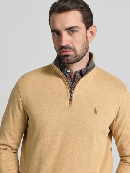 Männermodel trägt Sweatshirt mit Label-Stitching von Polo Ralph Lauren aus Baumwoll-Viskose-Mix, lockerer Schnitt, Stehkragen, kurzer Reißverschluss, gerippte Abschlüsse, Nahaufnahme Oberkörper.
