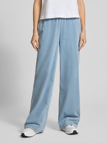 Kobiece modelka nosi Relaxed Fit Cordhose aus reiner Baumwolle od Marc O'Polo Denim, spodnie sztruksowe, efekt: jednolity kolor, faktura, wyhaftowane logo, elastyczny ściągacz, wpuszczane kieszenie, wykończenie: sztruks, materiał: bawełna, całkowity widok z przodu.