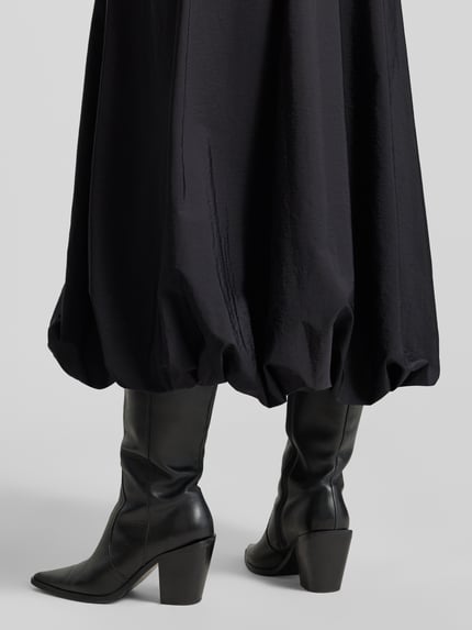 Vrouwenmodel draagt Ausgestellter midi-rok met tunnelkoord model 'CIURMA' van Weekend Max Mara, zwart, detailopname Dames midi-rok
