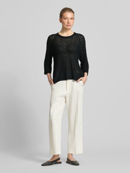 Frauenmodel trägt Strickshirt mit Rundhalsausschnitt und 3/4-Arm von FREE/QUENT, Grobstrick, schwarz, Straight Fit, Ganzkörperansicht von vorne.