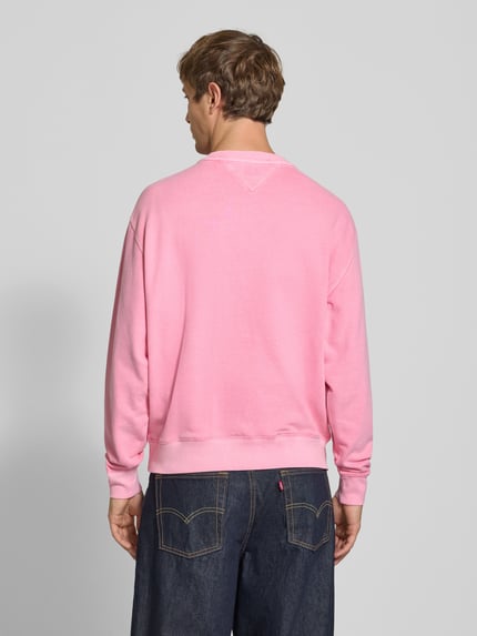 Männermodel trägt Relaxed Fit Sweatshirt aus reiner katoen van Tommy Jeans in roze, effen structuur, Ganzkörperansicht Rückansicht, Heren sweatshirt