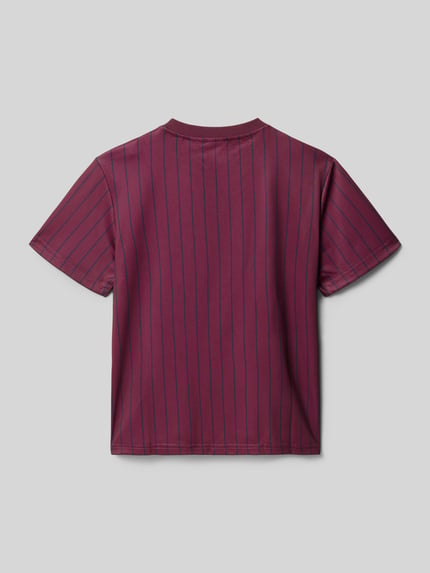 Produktfoto, Regular Fit T-Shirt mit Logo-Print von KARL KANI, Kinder T-Shirt in Dunkelrot mit feinen Streifen, Kurzärmelig, V-Ausschnitt, Rückenlänge bei Größe 134: 59 cm