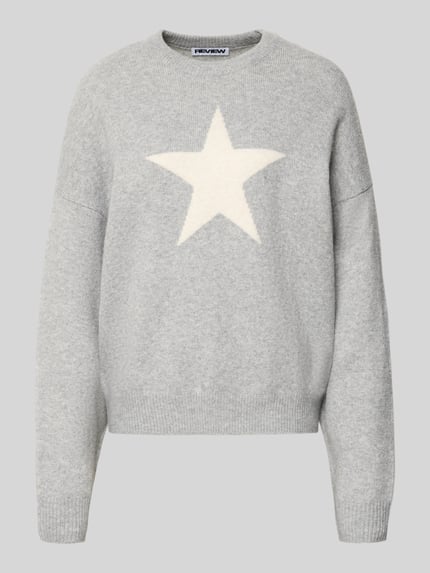 Produktfoto, Regular Fit Pullover in Strick-Optik von REVIEW, grau mit cremefarbenem Stern, Material-Mix mit Stretch-Anteil, gerippte Abschlüsse