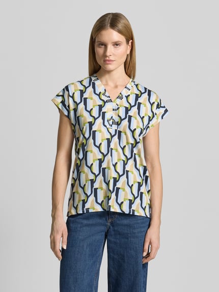 Vrouwenmodel draagt Blusenshirt uit katoen- en viscosemix model 'FELICITY' van Soyaconcept, recht model, V-hals, blauw-geel patroon, dames, ruglengte maat S 64 cm, mouwlengte 10 cm, vooraanzicht bovenlichaam.