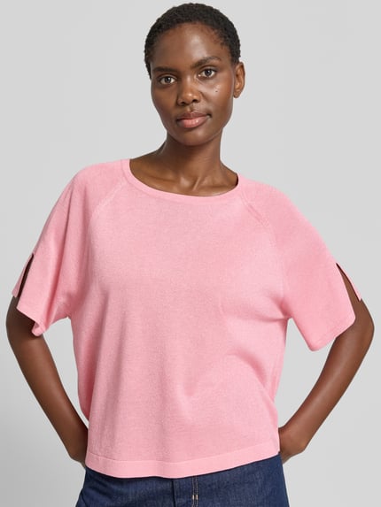 Vrouwenmodel draagt gebreid shirt met ronde hals van comma in roze, viscosemix, loose fit, 1/2-mouwen, ruglengte 54 cm, mouwlengte 34 cm, nahaufnahme bovenlichaam.