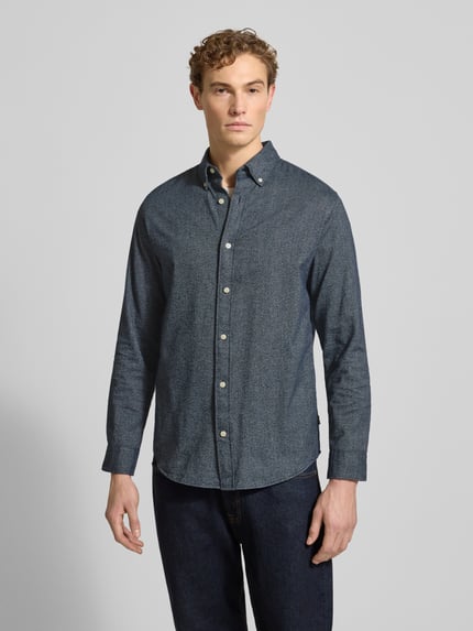 Männermodel trägt Freizeithemd mit Knopfleiste Modell 'LUBARKLEY' von Jack & Jones Premium aus reiner Baumwolle in Dunkelblau, Regular Fit, Button-Down-Kragen; Ganzkörperansicht von vorne.