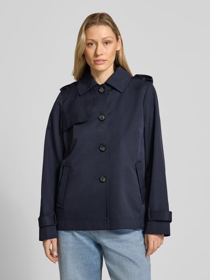 Frauenmodel trägt Regular Fit Jacke mit Umlegekragen von Christian Berg Woman Selection, dunkelblau, Baumwoll-Mix, Knopfleiste, Eingrifftaschen, Ganzkörperansicht von vorne.