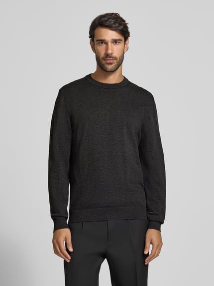 Männermodel trägt Strickpullover aus Baumwoll-Kaschmir-Mix mit Rundhalsausschnitt von MCNEAL, dunkel, Regular Fit, Ganzkörperansicht von vorne. Rückenlänge 70 cm, Ärmellänge 74 cm.
