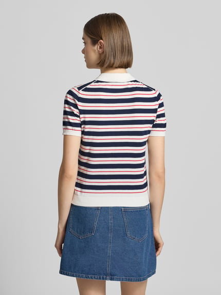 Frauenmodel trägt Regular Fit Polo-Strickshirt mit Streifenmuster von REVIEW aus reiner Baumwolle, Rückenlänge 52 cm, Ganzkörperansicht Rückansicht.