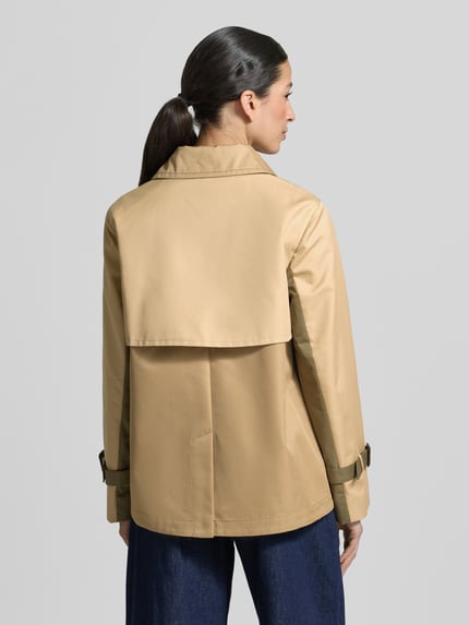 Männermodel trägt Cropped Trenchcoat aus Baumwoll-Mix von Weekend Max Mara, beżowy, krój regular fit, dłuższy rękaw, prosta faktura, widoczne kieszenie, zdjęcie: Ganzkörperansicht Rückansicht.