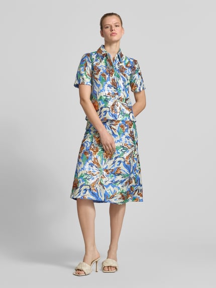 Frauenmodel trägt Hemdbluse mit Allover-Pailettenbesatz von Rabanne in taillierter Passform, bunten Farben, Kurzärmelig, Ganzkörperansicht von vorne.