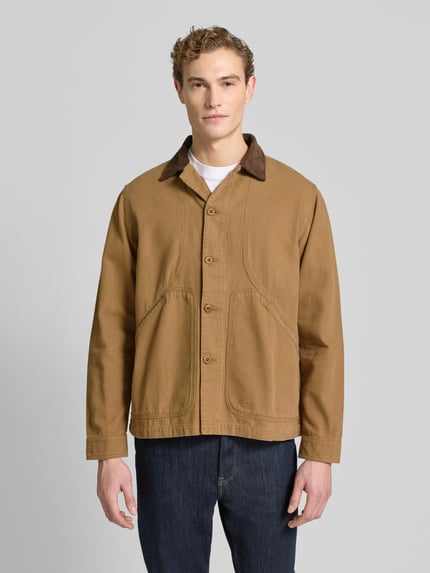 Mężczyzna nosi Hemdjacke mit Kentkragen od Forét z bawełny ekologicznej, krój regular fit, wpuszczane kieszenie, długość tyłu 63 cm, rozmiar M, całkowity widok z przodu.