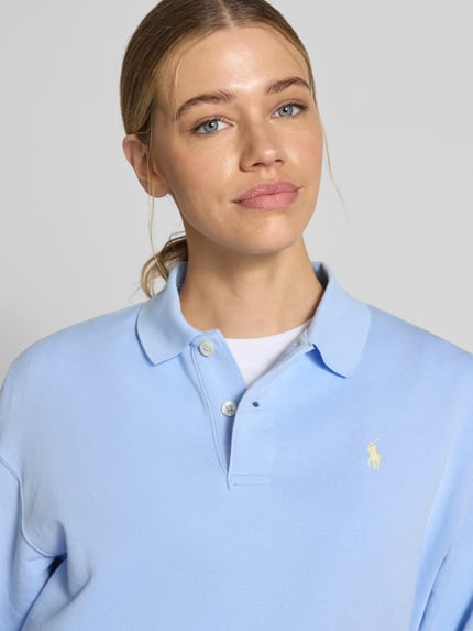 Modelka kobieca nosi Regular Fit Sweatshirt aus Baumwoll-Mix od Polo Ralph Lauren, gładki błękit, logo, długi rękaw, bawełniany miks, zbliżenie górnej części ciała.