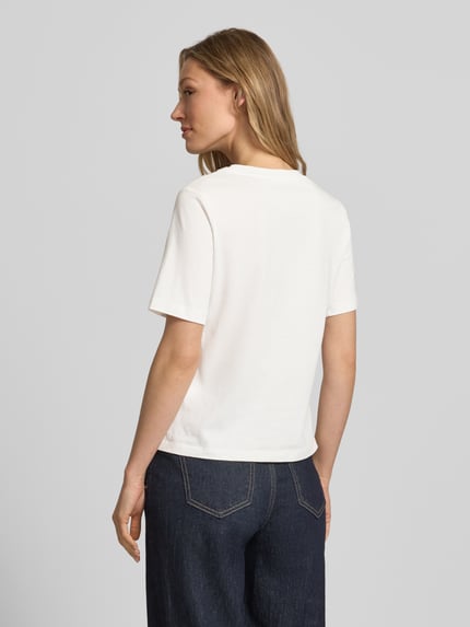 Frauenmodel trägt T-Shirt mit Motiv-Print und Rundhalsausschnitt von Christian Berg Woman Selection, Reine Baumwolle, Regular-Fit, Rückenlänge bei Größe 36: 56 cm, weiß, glatte Textur, Ganzkörperansicht Rückansicht.