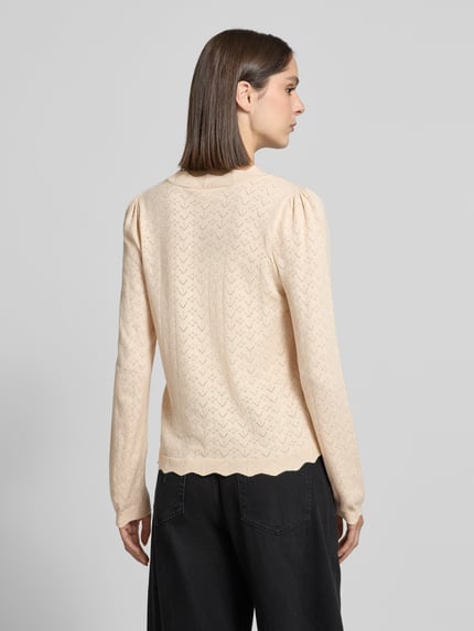 Vrouwenmodel draagt Regular fit gebreide pullover van viscosemix Model 'femi' van VILA, lichte tint, zigzagstructuur, ruglengte maat S 54 cm, mouwlengte maat S 63 cm, dames, ronde hals, rugaanzicht