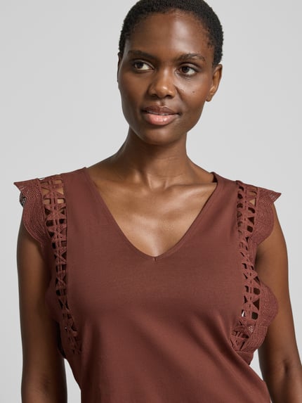 Vrouwenmodel draagt Regular Fit Top uit puur katoen model 'GABBY' van Vero Moda, effen kleuren, gebreide applicatie, V-hals, puur katoen. Nahaufnahme bovenlichaam.