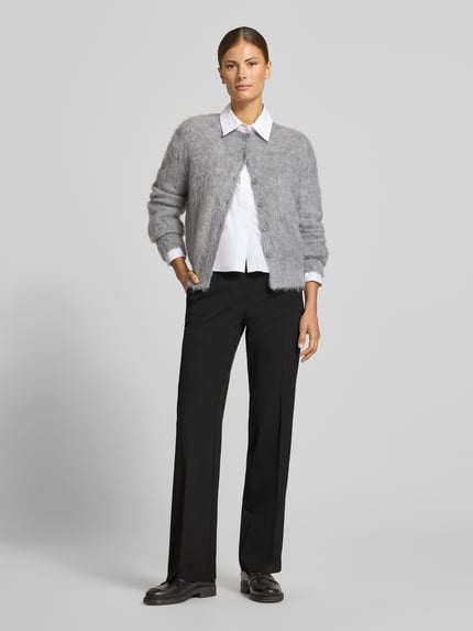 Frauenmodel trägt Regular Fit Schlaghose mit Bügelfalten von Tommy Hilfiger, einfarbig schwarz, Slim Fit, Bundfalte, Ganzkörperansicht von vorne.