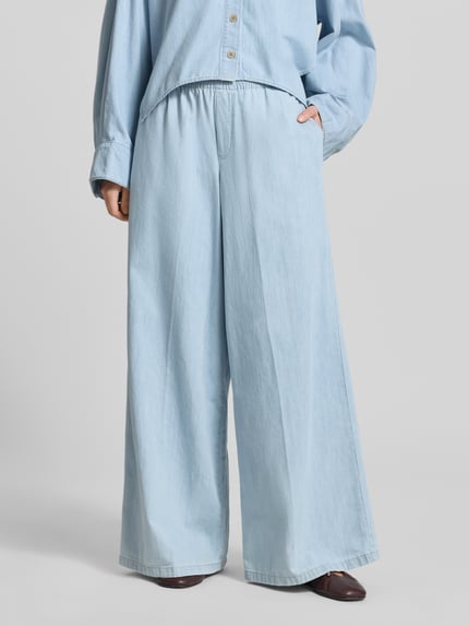 Vrouwenmodel draagt Wide Fit stoffen broek in denimlook model 'Ceiling' van Drykorn, puur katoen, elastische band, lichtblauw, voorkant, detailopname.